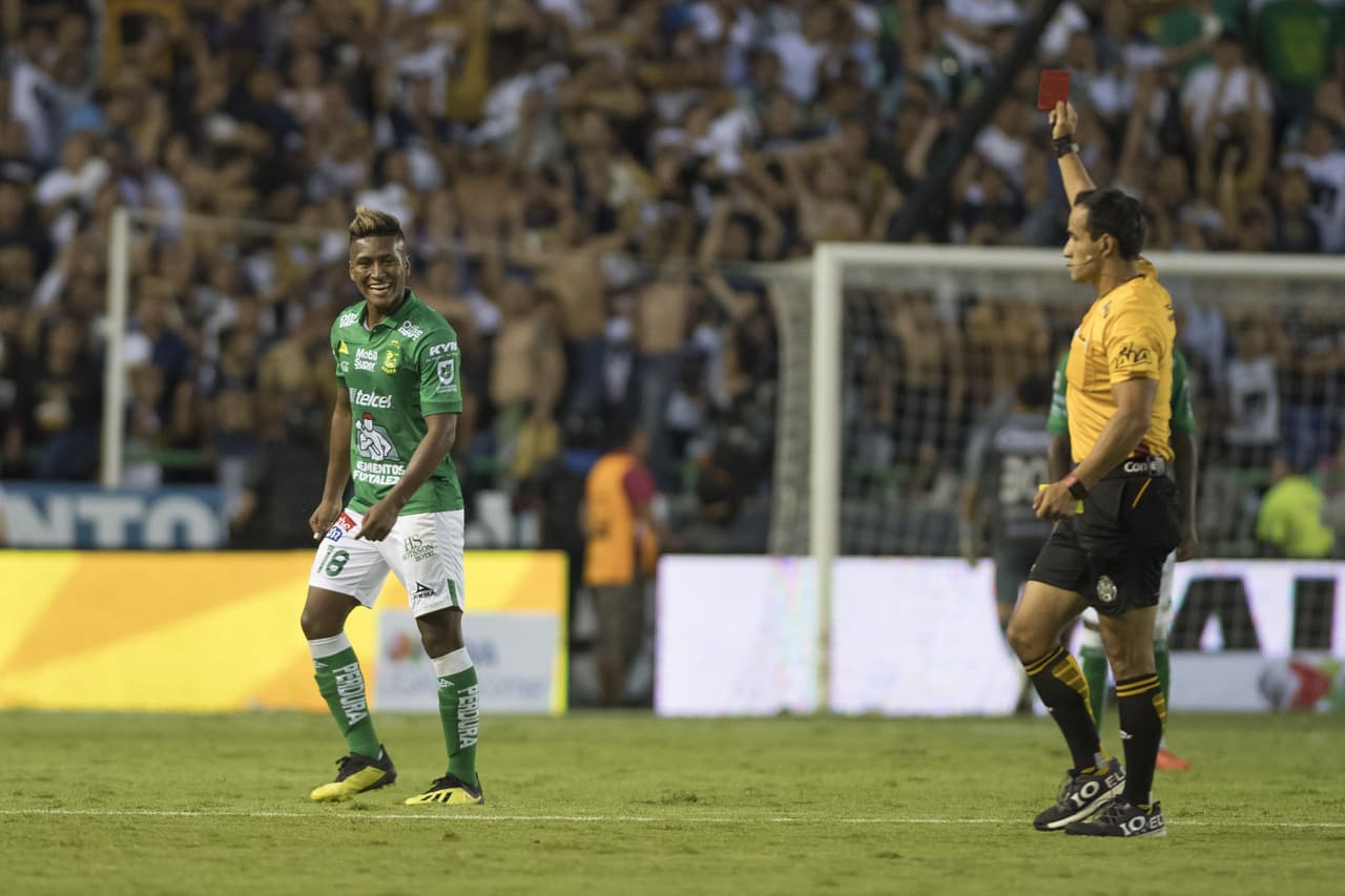 <b>Lo peor: </b>la expulsión de Pedro Aquino dio pie a la derrota de su equipo. Segunda en el torneo para el peruano.