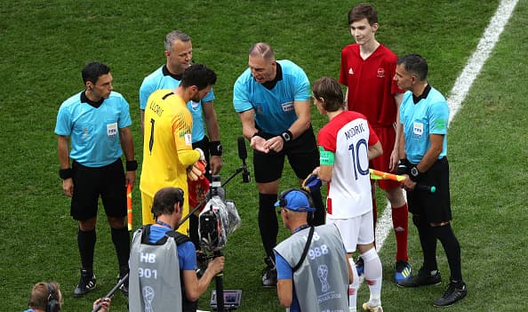 La curiosa pregunta que le hace Pitana a los capitanes en el sorteo