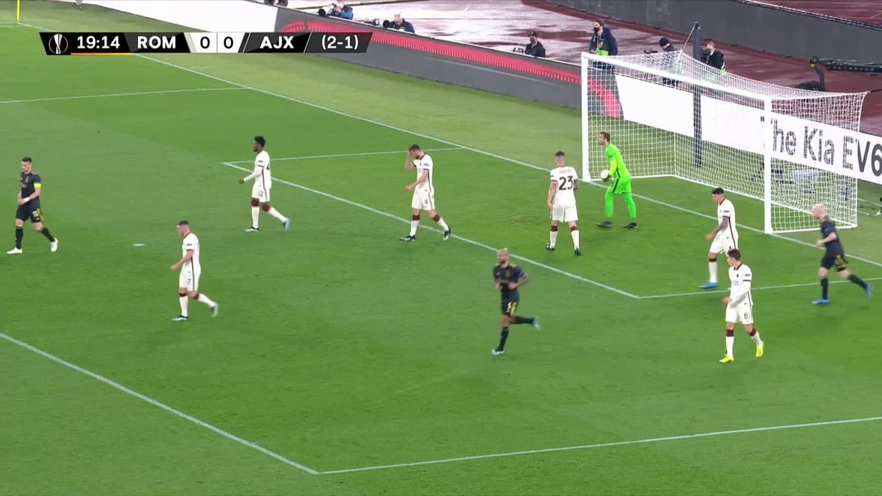 ¡TIRO ATAJADO! disparo por Dusan Tadic.