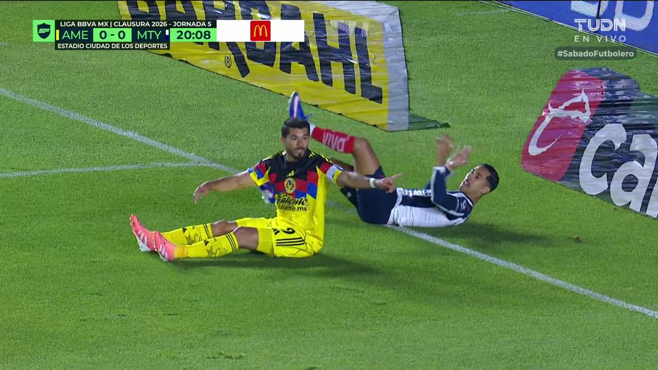 ¡TIRO ATAJADO! disparo por Érick Sánchez.