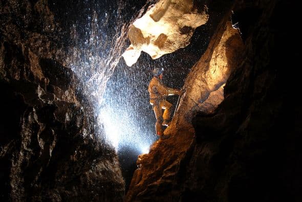 Un espeleólogo explora la cueva Riesending donde un explorador está herido 1.000 metros abajo cerca de Marktschellenberg, Alemania. El hombre, junto con dos colegas, estaba explorando la cueva vertical de Riesending, que tiene más de 20 km de largo y hasta 1.148 metros de profundidad, cuando fue golpeado por las rocas y fue gravemente herido.