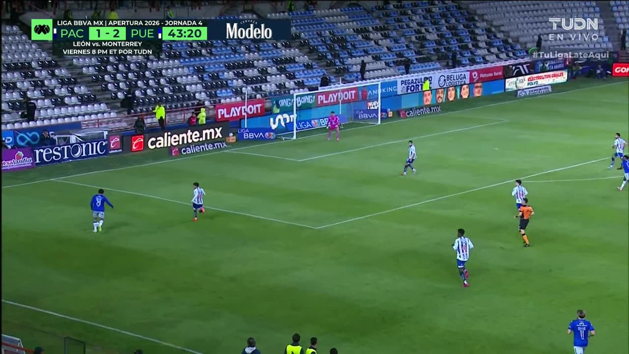 ¡CERCA! Brayan Garnica disparó que se estrella en el poste.