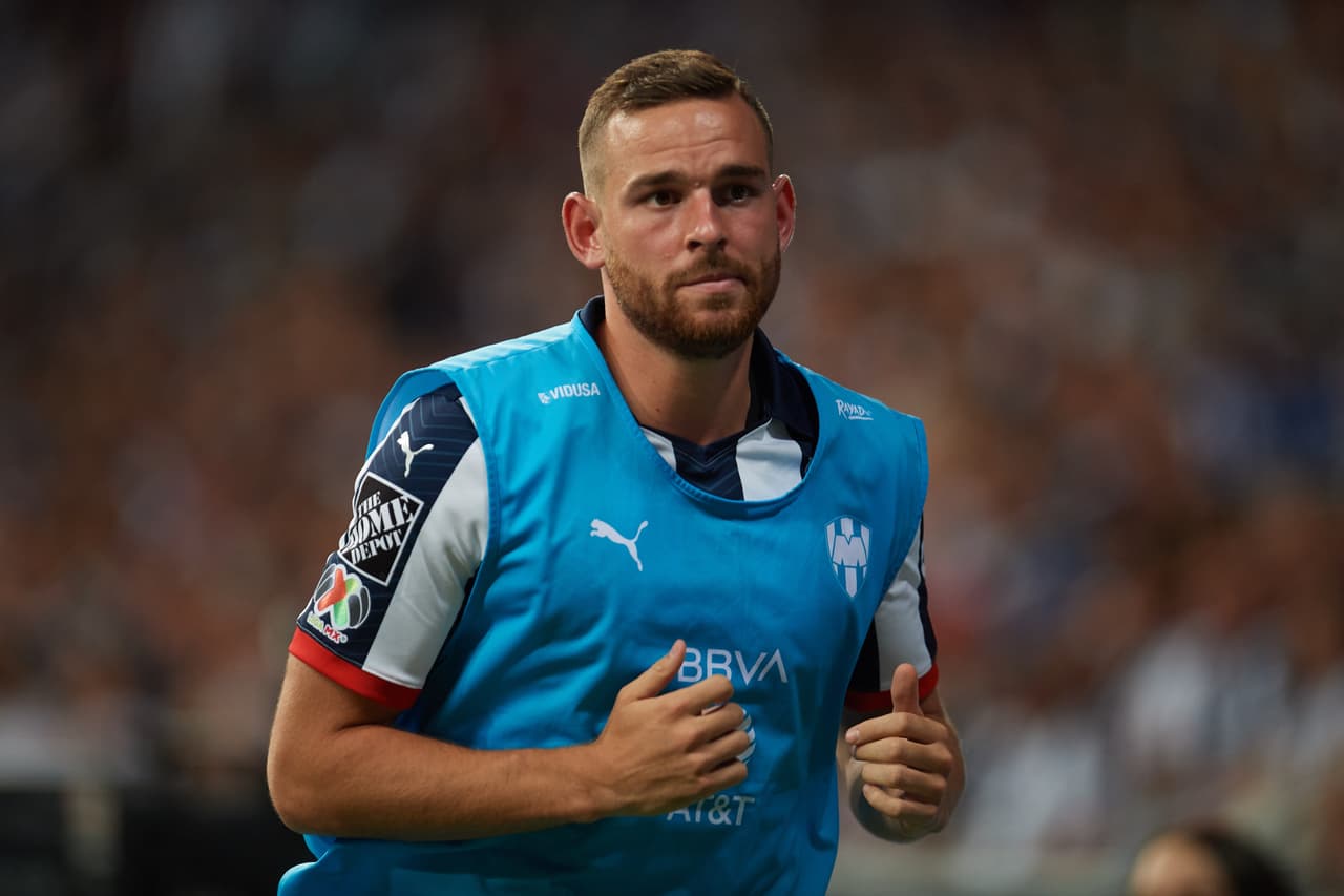 El delantero europeo ya calentaba en la banca del conjunto local y aguardaba para su ingreso.