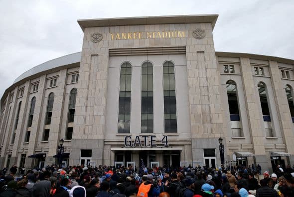 Los aficionados se congregaron desde varias horas antes del partido para ingresar al estadio.