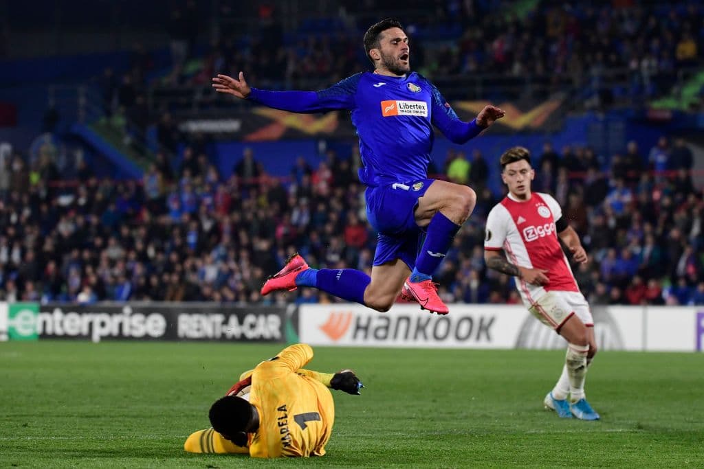 Sigue corriendo el tiempo de la primera mitad y se añaden tres minutos sin acercamiento ni novedad de gol.