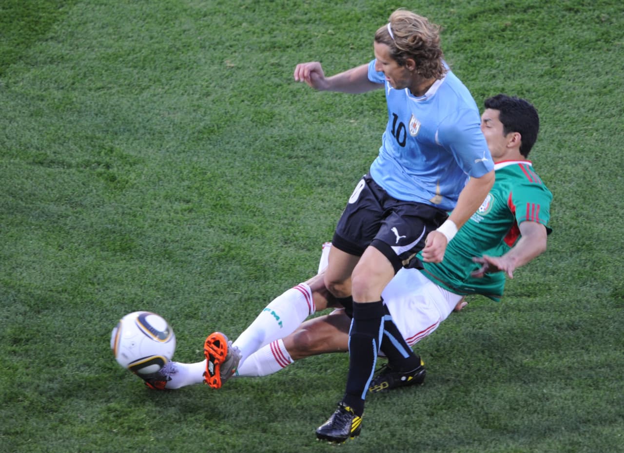 México no padeció a Forlán, pero si perdió contra Uruguay, que finalizó de líder en el grupo A.