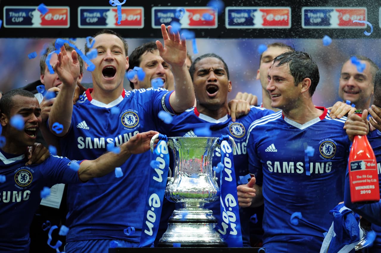 <b>Chelsea F.C. (Inglaterra / 2009-2010) - </b>De la mano de Carlo Ancelotti, el equipo londinense logró quedar campeón de la Premier y F.A. Cup sin invertir como el ruso Abramovich está acostumbrado. Llegaron cuatro jugadores, Yuri Zhirkov, Daniel Sturridge, Nemanja Matic y Ross Turnbull por un total que no superó los 30 millones de dólares.