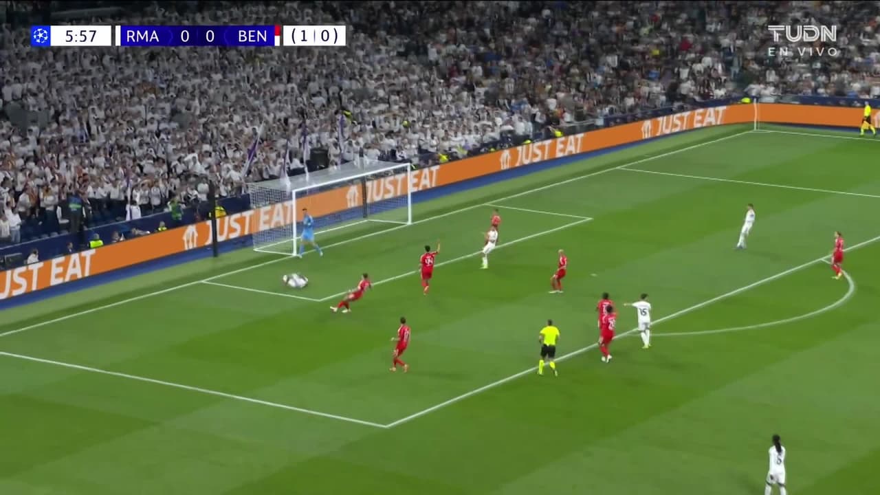 ¿Penal o clavadazo de Vini? El brasleño le reclama al árbitro la pena máxima