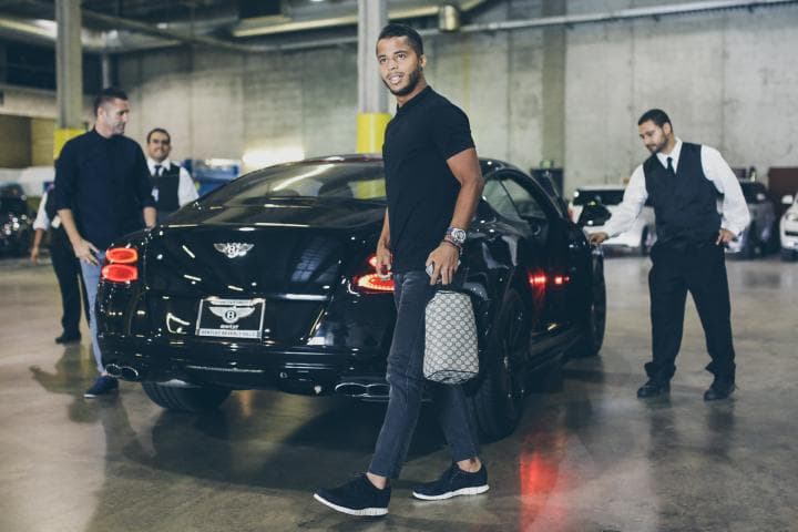 Hay días especiales, en que Keane decide usar su auto más deportivo, algo que Gio aprecia desde el asiento del acompañante.