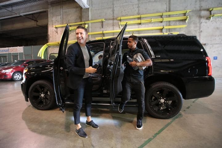 Por eso mejor que maneje Robbie Keane. El irlandés es su "chofer". Aquí llegando a un día de partido.