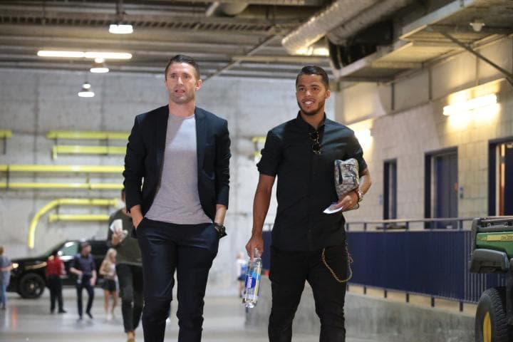 El camino desde el garage hasta el vestuario siempre, siempre junto a su amigo Robbie.