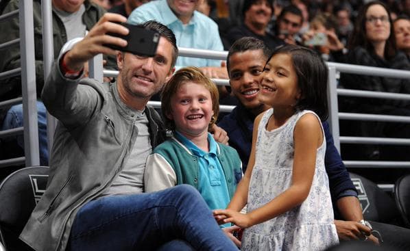 Con su amigo Robbie Keane y familia fue a ver un poco de hockey sobre hielo. Después de todo, Los Angeles Kings también son campeones.