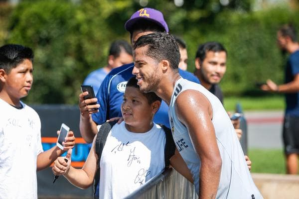 Todos los días después de las prácticas los niños se acercan para conseguir una foto o una firma. El se toma el tiempo amablemente. Es una figura del deporte en la ciudad.