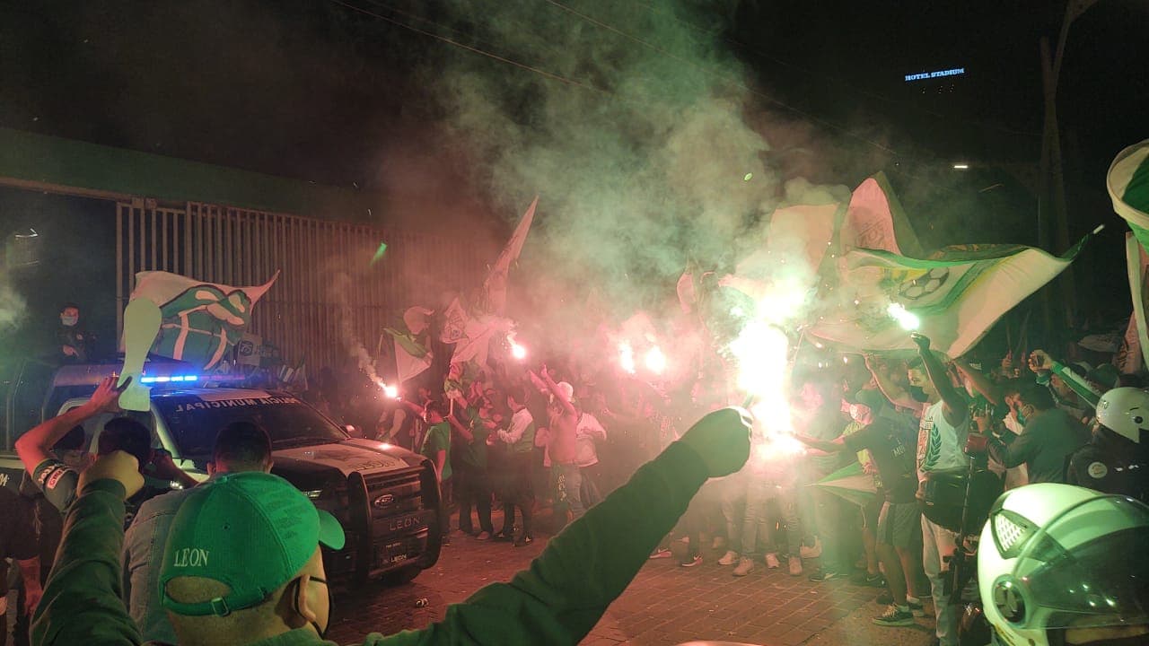 Así festejaron en León el pase a la Final del Guard1anes 2020 | La afición no se midió en la celebración tras la victoria sobre las Chivas. ¿Será que ya esperan al Cruz Azul en la Final?