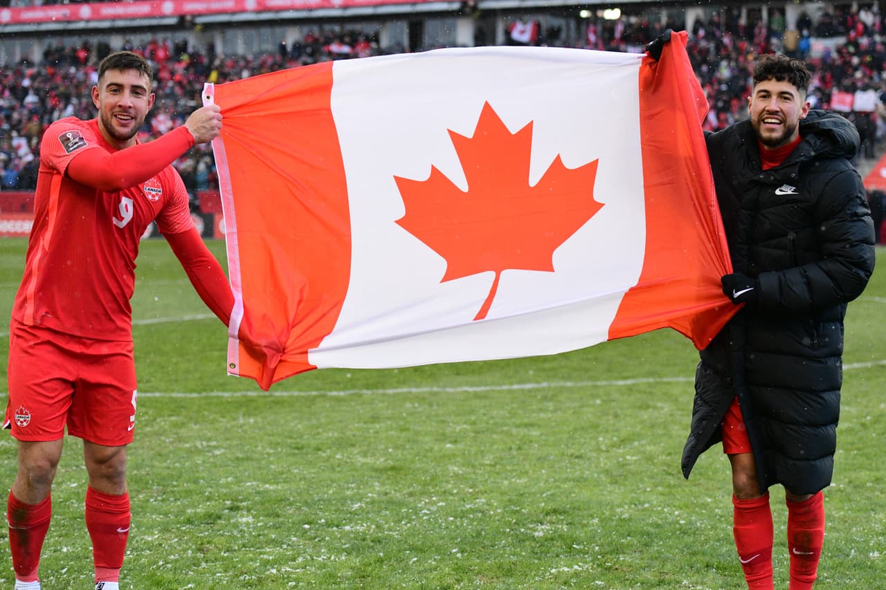 Canadá sigue celebrando la clasificación a la Copa del Mundo de Qatar 2022 que obtuvo el domingo: Lucas Cavallini y Jonathan Osorio se aferran a lo bandera de su país.