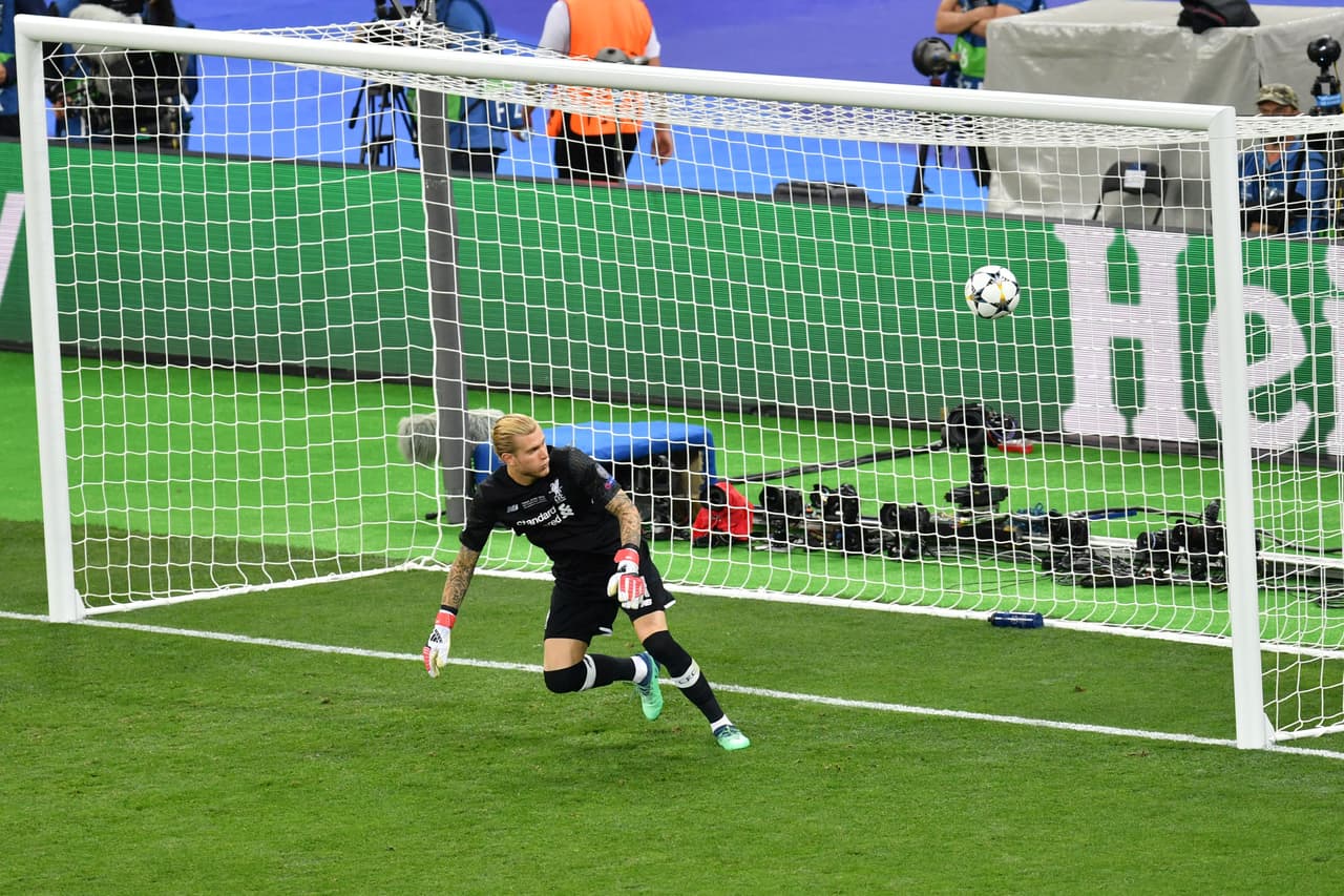 Liverpool's German goalkeeper Loris Karius fails to save the 3-1 shot by Real Madrid's Welsh forward Gareth Bale (not in picture) during the UEFA Champions League final football match between Liverpool and Real Madrid at the Olympic Stadium in Kiev, Ukraine on May 26, 2018. (Photo by Sergei SUPINSKY / AFP) (Photo credit should read SERGEI SUPINSKY/AFP/Getty Images)