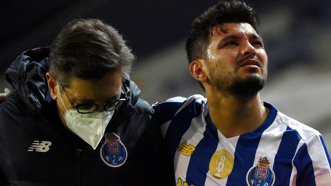 Lesión de 'Tecatito' Corona puede poner fin su temporada