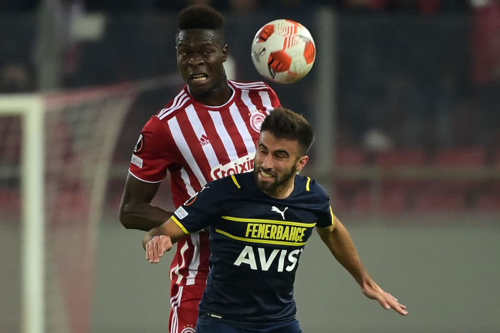 Con la mínima, Olympiacos derrota al Fenerbahce 1-0 durante la quinta fecha de la fase de Grupos en la UEFA Europa League.Tiquinho Solares fue el encargado del tanto que le dio la victoria al equipo griego y lo pone en segundo lugar del grupo.