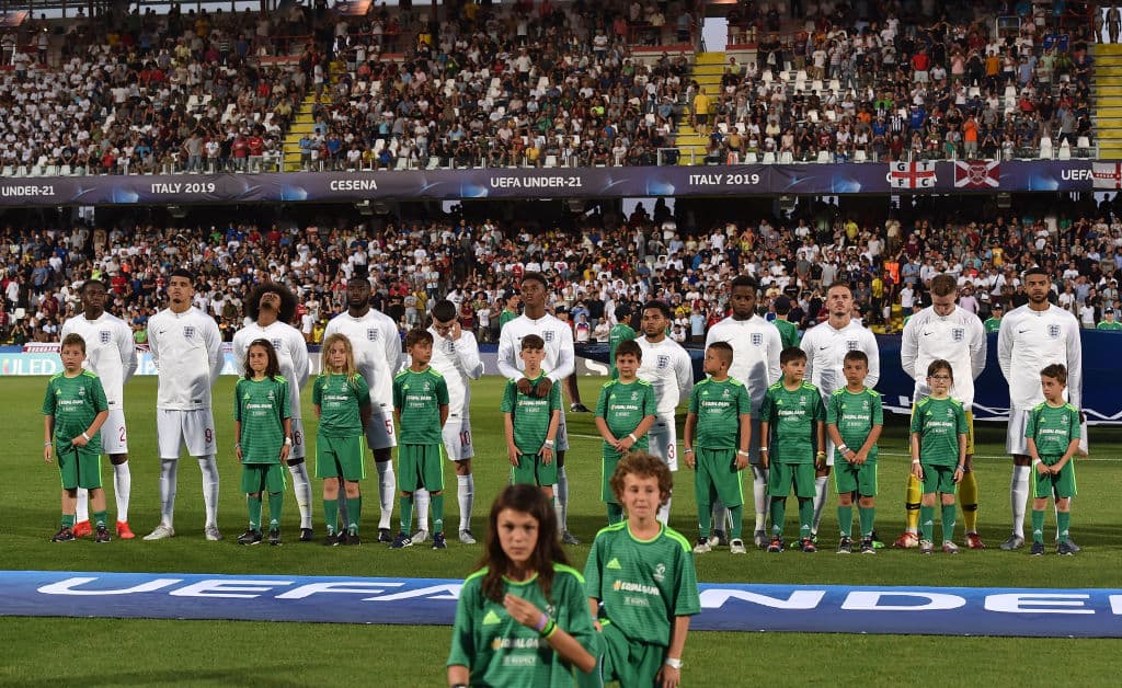 Inglaterra alistándose para el cotejo contra uno de sus rivales deportivos históricos más grandes.