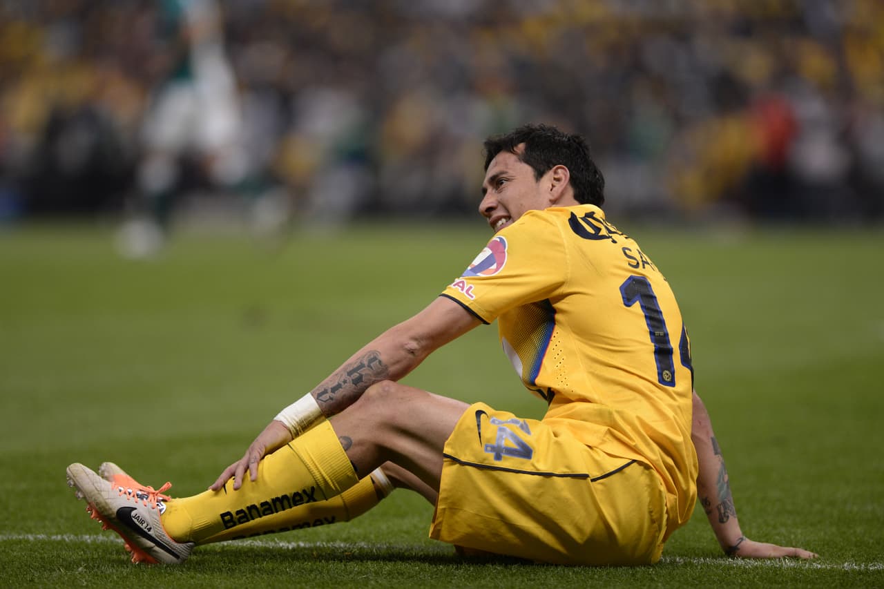 En el Clausura 2014 fue expulsado tras ganarse una segunda tarjeta amarilla por insultar al árbitro en el duelo entre América y el Atlante.