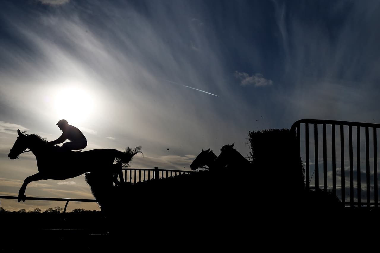 En el rigor de las competencias muchas veces aparecen postales deportivas, que como en este caso en una competencia de equitación en Wincanton (Inglaterra) ofrecen paisajes e imágenes espectaculares.