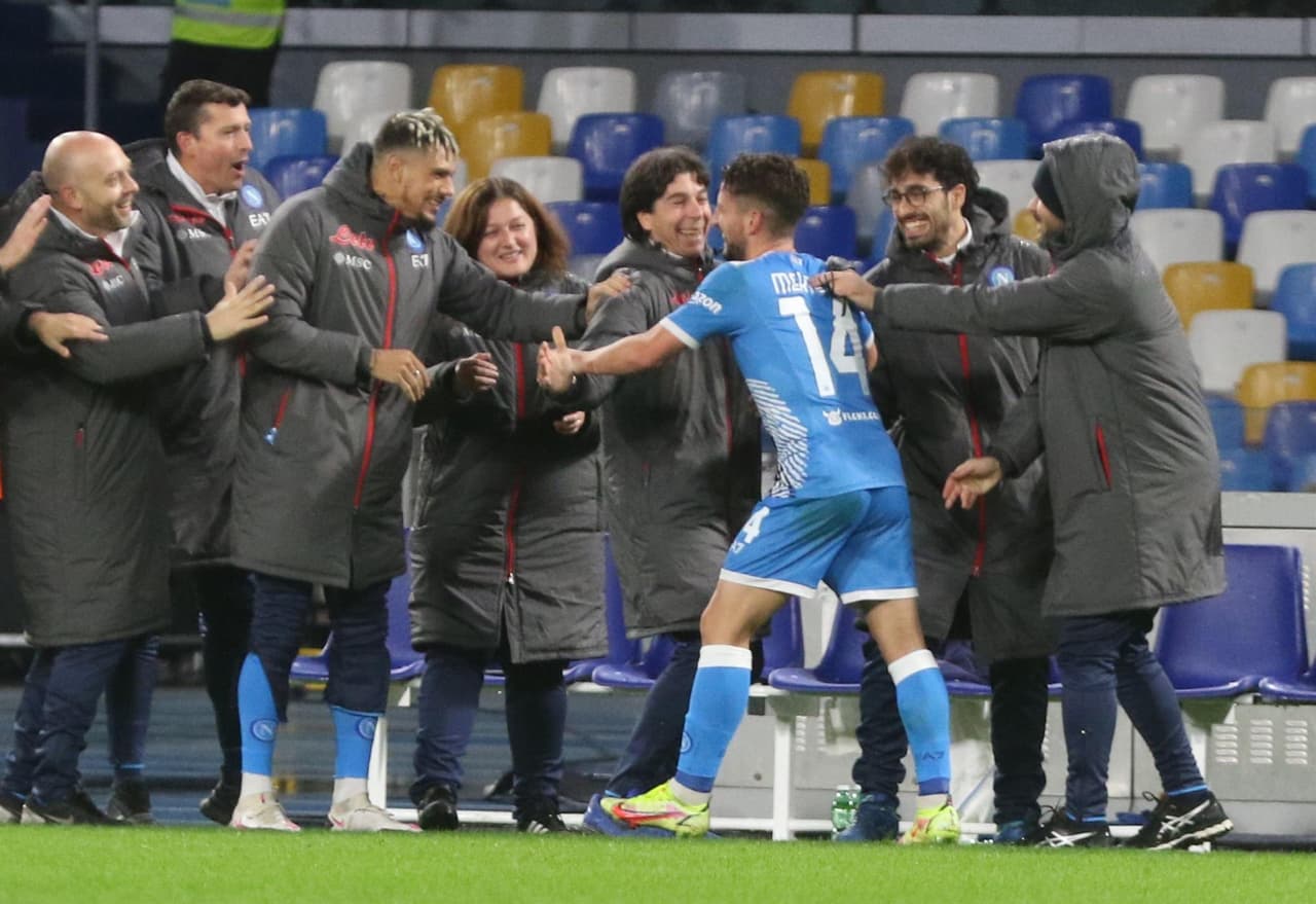 Con doblete de Mertens y goles de Zielinski y Ruiz Peña, el Napoli golea a la Lazio 4-0 durante la jornada 14 en la Serie A. Se le rindió homenaje a Diego Armando Maradona previo al encuentro y el mexicano Hirving Lozano jugó 65 minutos, pues salió por pisotón en la pierna.