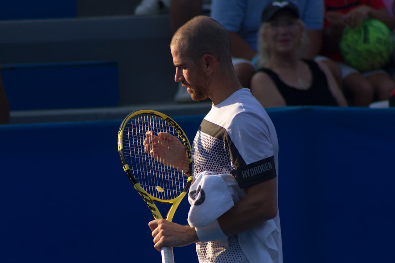 Su rival fue el francés Adrian Mannarino, quien forzó al gigante de 2.08 metros a un tercer set, pero no logró echarlo.
