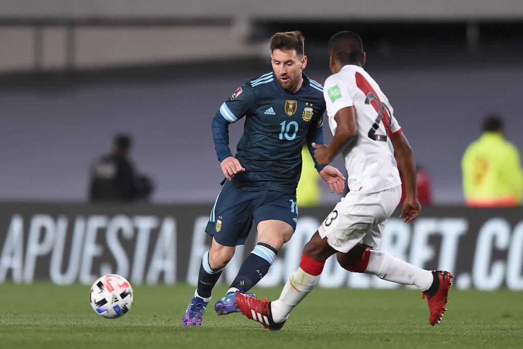 Lautaro Martínez saca un cabezazo al final del primer tiempo y le da la victoria 1-0 a Argentina sobre Perú.