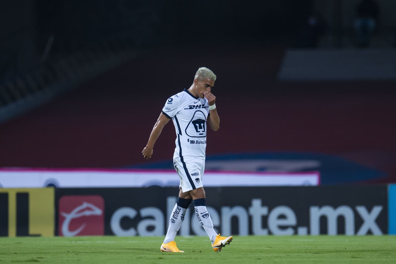 Desde los 13’ del juego, Fabio Álvarez dejaba a los Pumas con 10 hombres tras derribar a Baeza en el lindero del área.