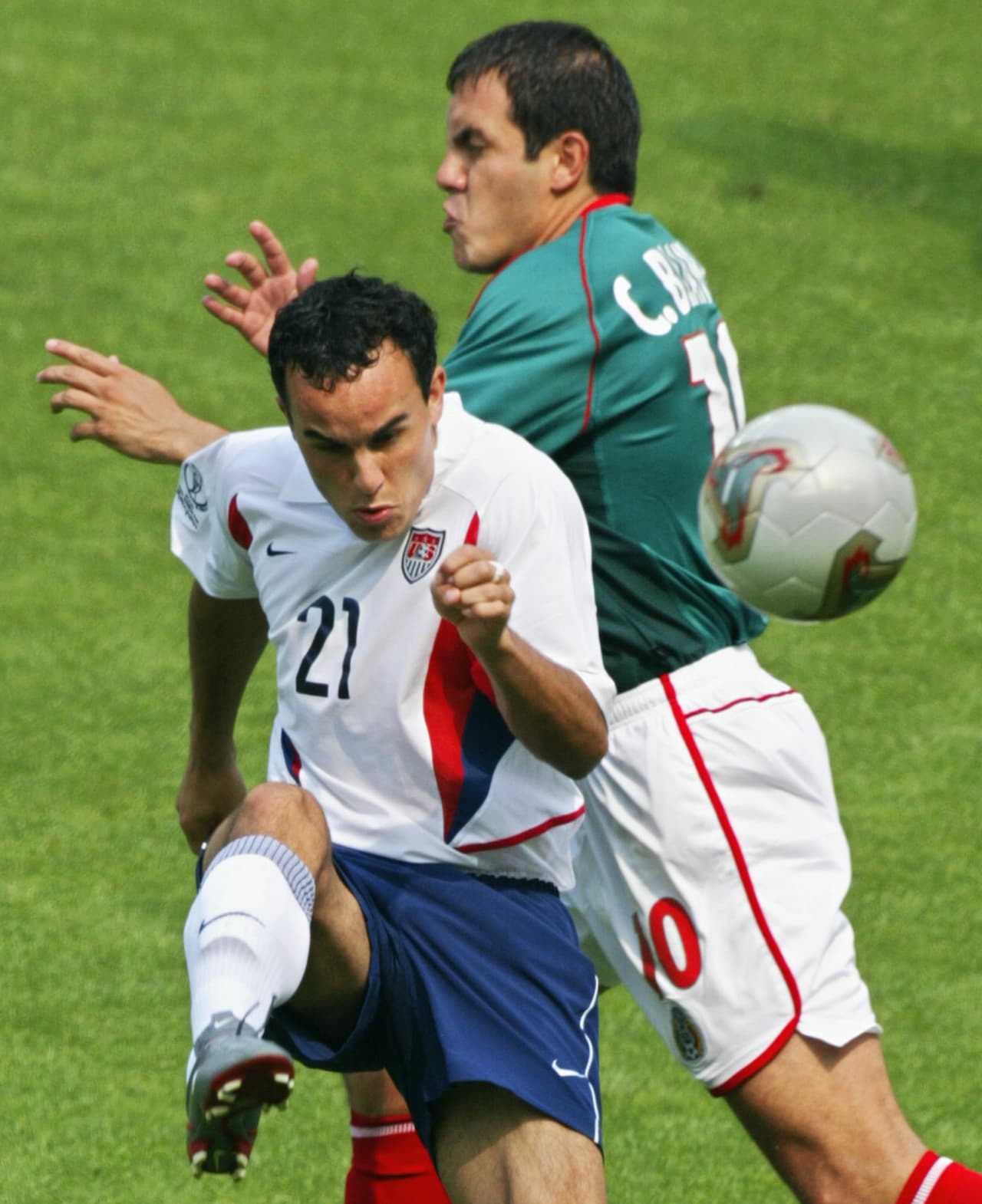 Su velocidad fue demasiada para Cuauhtémoc Blanco.