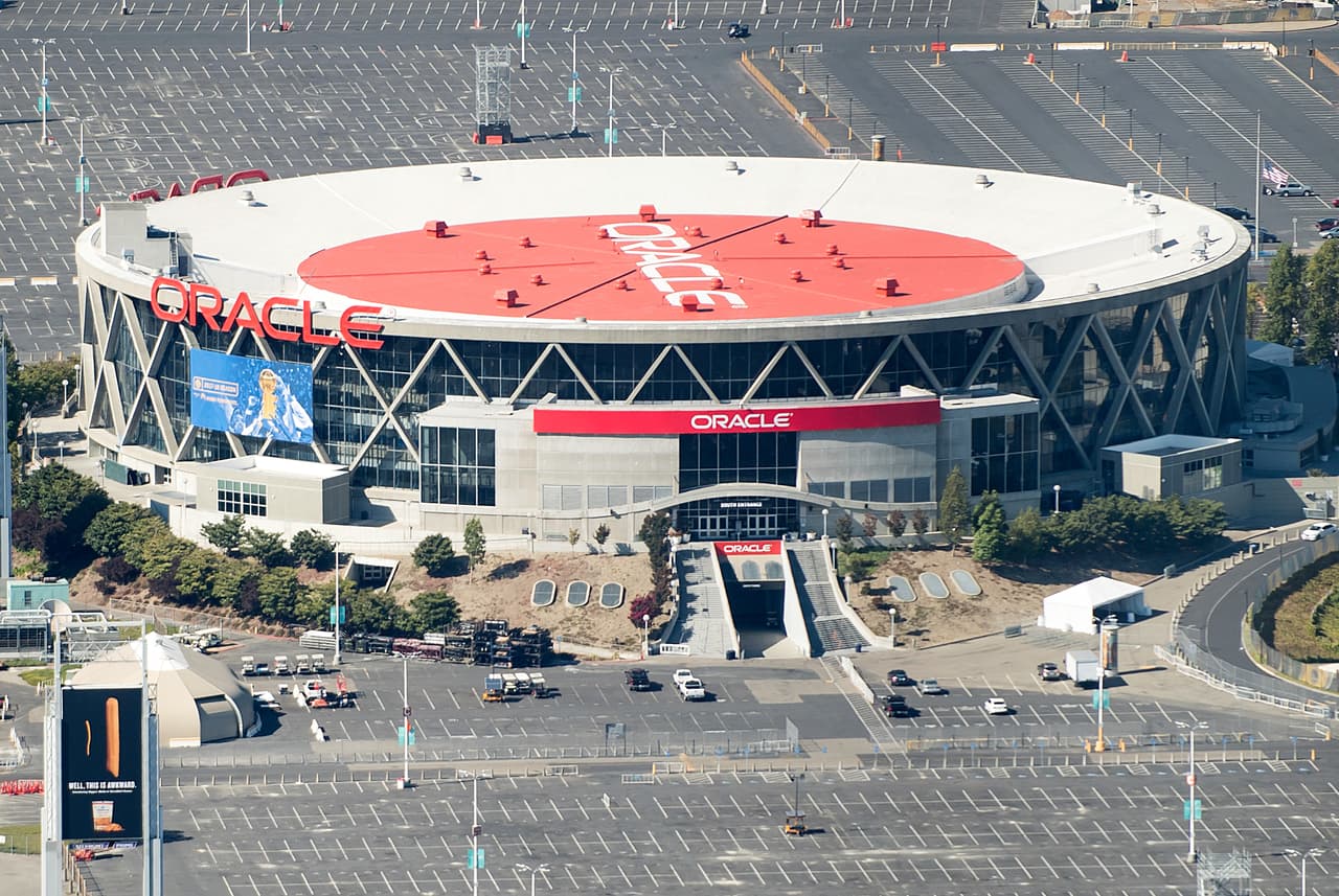 Oracle Arena vivió su última jornada NBA y muchos aficionados, entendiendo que así sería, acudieron al llamado para despedir una casa que no volverá. Algunos dejaron sus firmas, sus recuerdos, su agradecimiento, y se llevan y atesoran los recuerdos para el resto de sus vidas por los éxitos y los buenos momentos que los Warriors les hicieron vivir ahí.