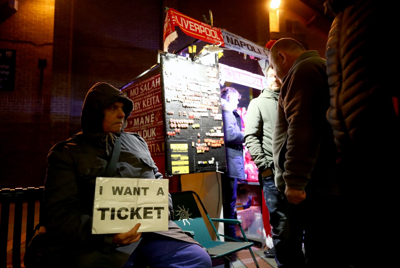 La ciudad de Liverpool se contagió de la fiebre de Champions League en el último partido del Grupo C, donde su equipo debe vencer en Anfield a Napoli por dos goles para depender de si mismo.