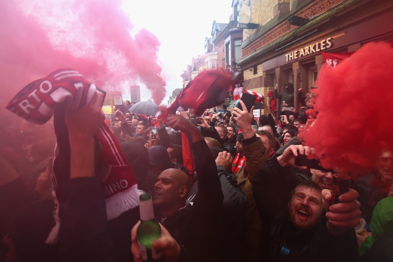 El cielo se vistió de fiesta en las calles de Liverpool, que con la presencia de los hinchas del equipo tuvieron la alegría previa al partido de ida de las semifinales de Champions League contra Roma.