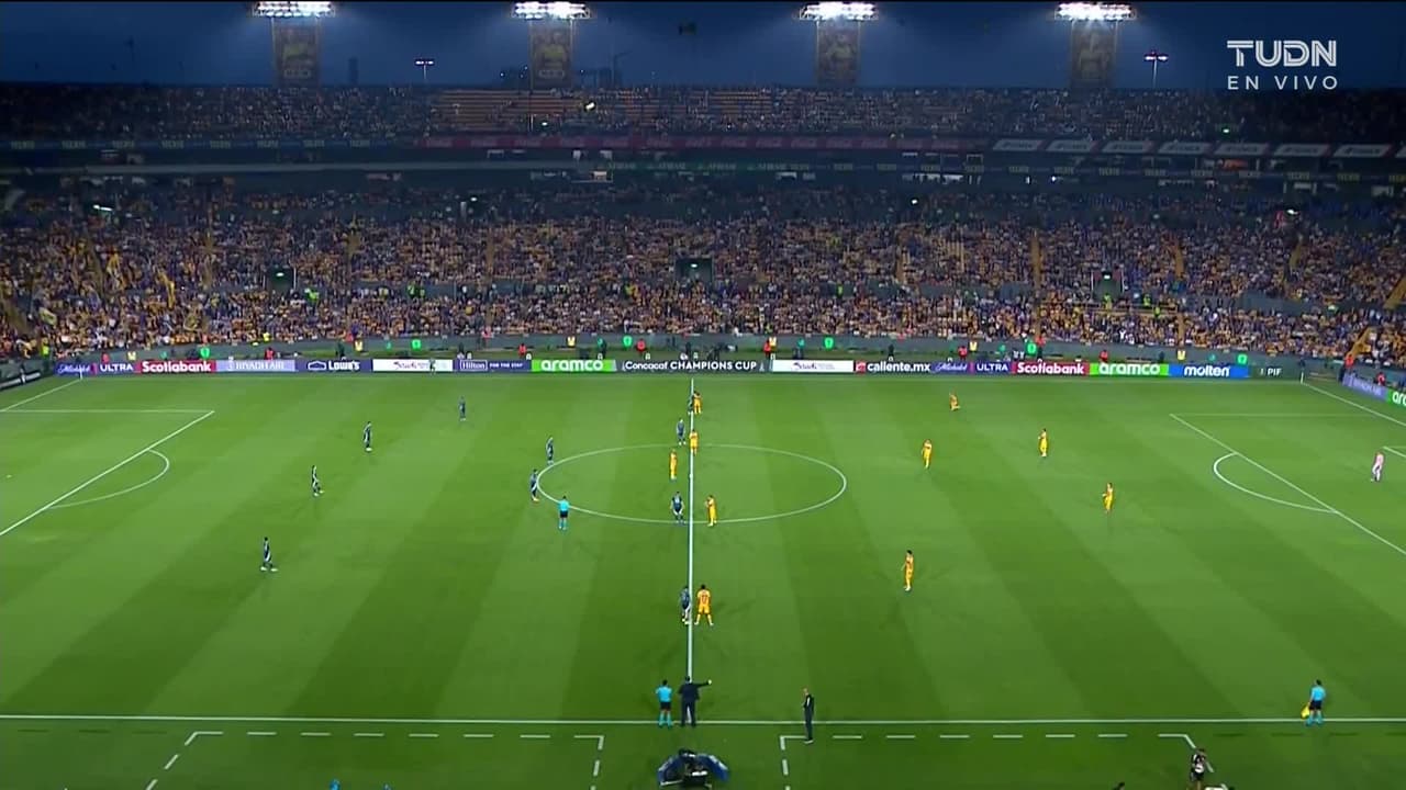 Arranca el partido y la pelota está en juego.