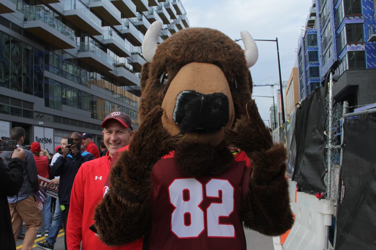 Comienza a caer la noche en Washington y los aficionados empiezan a llegar el estadio para ver el juego 3 de la Serie Mundial.