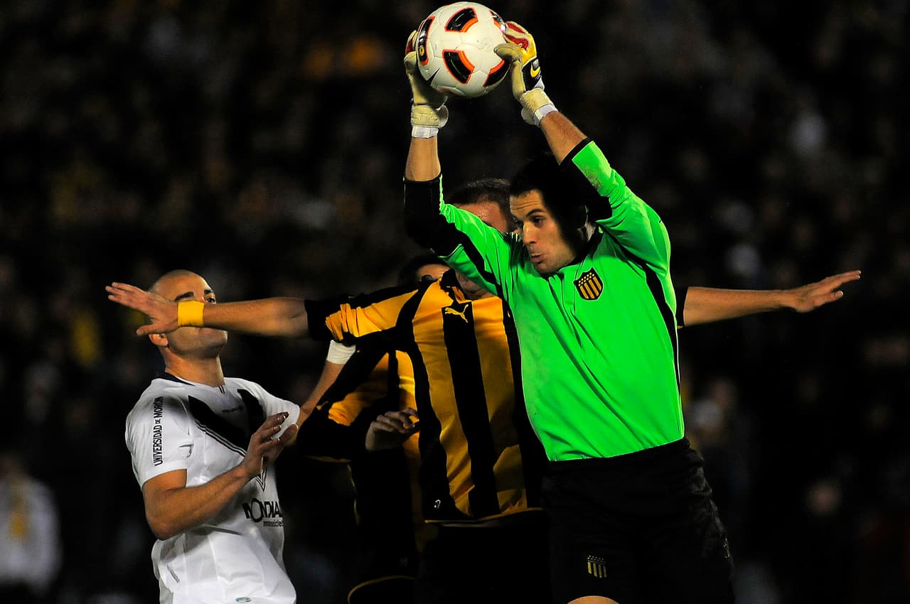 Las necesidades en defensa y en especial en portería han hecho que Morelia contrate a Sebastián Sosa, el guardameta cuenta con una vasta experiencia en el fútbol sudamericano donde militó con el Peñarol, Velez Sarfield, Rosario Central y ahora con los michoacanos.