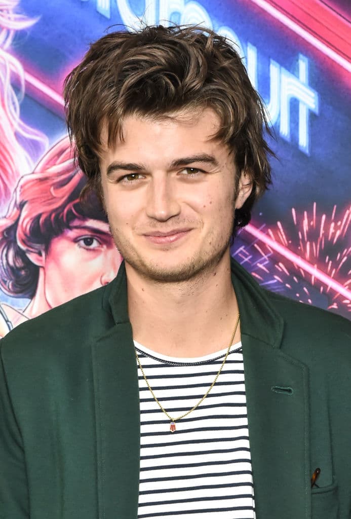 Millie Bobby Brown (Eleven) entró al video para pedirle que parara antes de que lo despidieran.
<br>