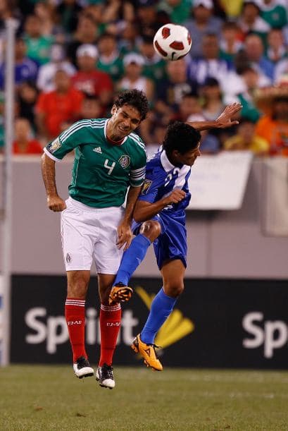 Rafa Márquez recibió una patada brutal por parte del guatemalteco Wilmer Velazquez.