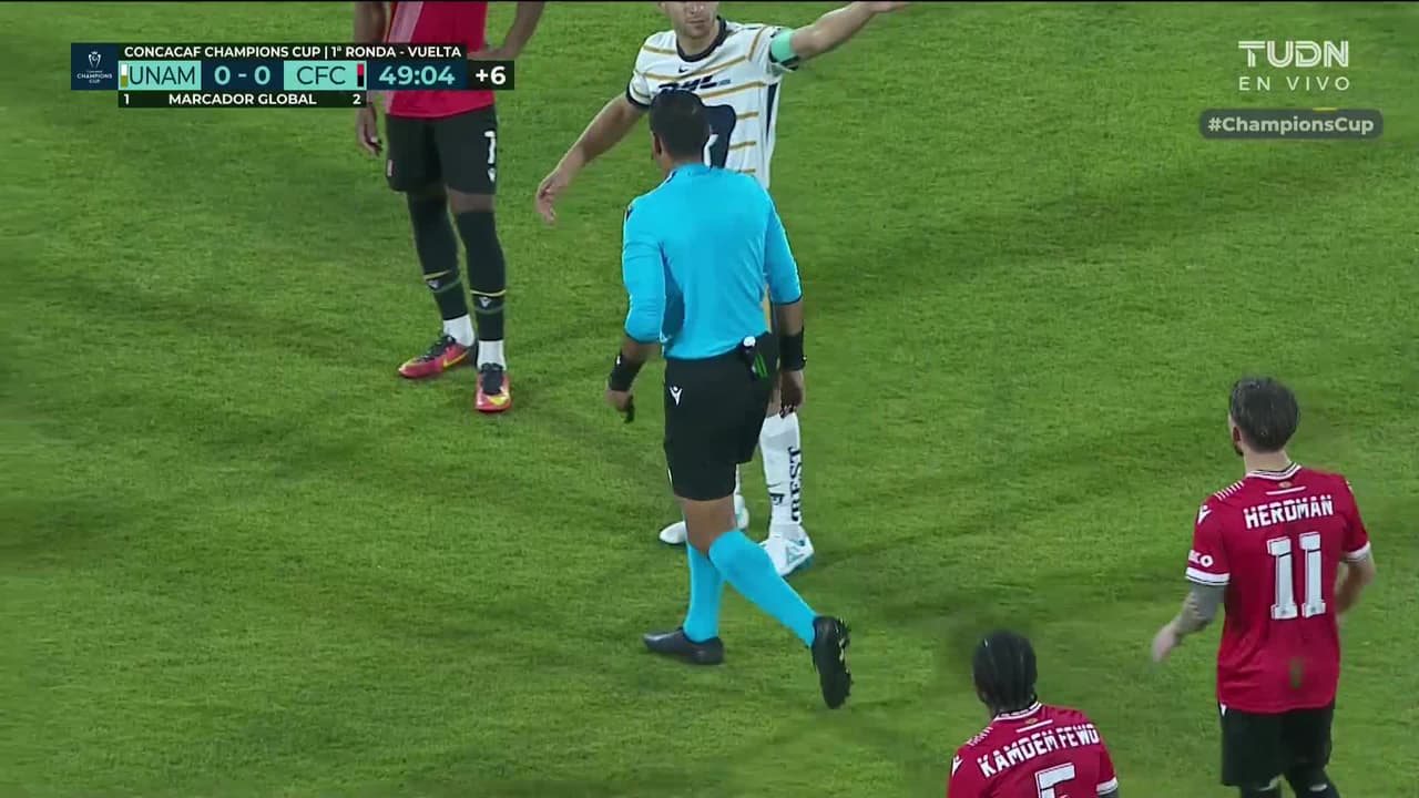 ¡Expulsión! El árbitro saca la roja directa a Jay Herdman.