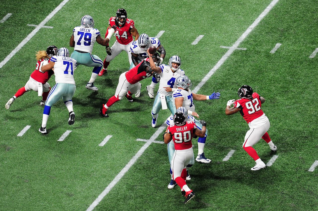 Esta imagen resume lo que fue el partido. Prescott buscando ganar tiempo, saliendo de la bolsa de protección y bajo una presión constante.