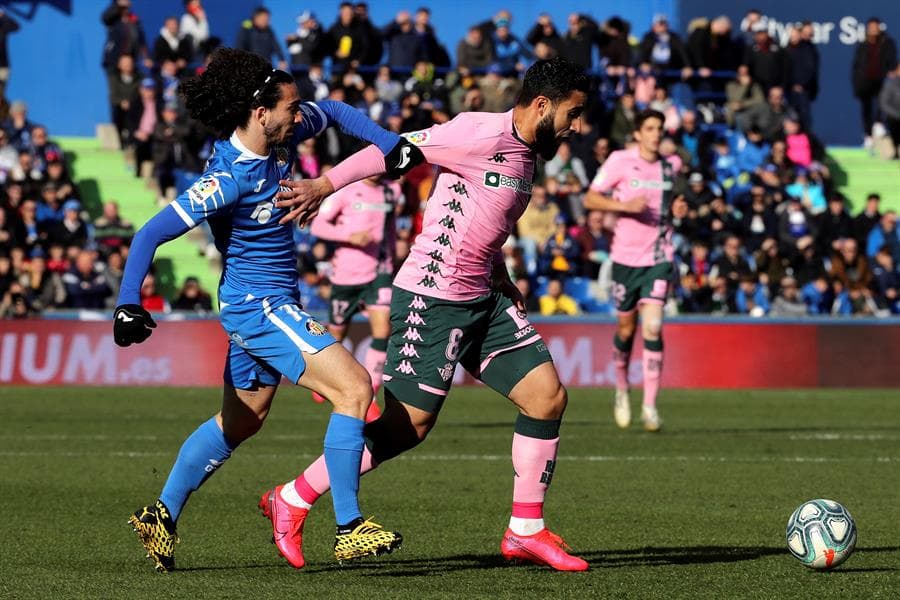 El centrocampista francés Nabil Fekir del Real Betis y el centrocampista Marc Cucurella del Getafe luchan por el esférico.
