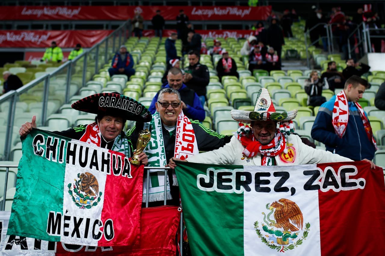 Con todo el color característico, los fanáticos de la Selección Mexicana de fútbol fueron llegando poco a poco al Stadion Energa Gdańsk anhelando un triunfo tras el empate ante Bélgica (3-3). Por su parte, los aficionados locales compartieron en familia la previa del compromiso.