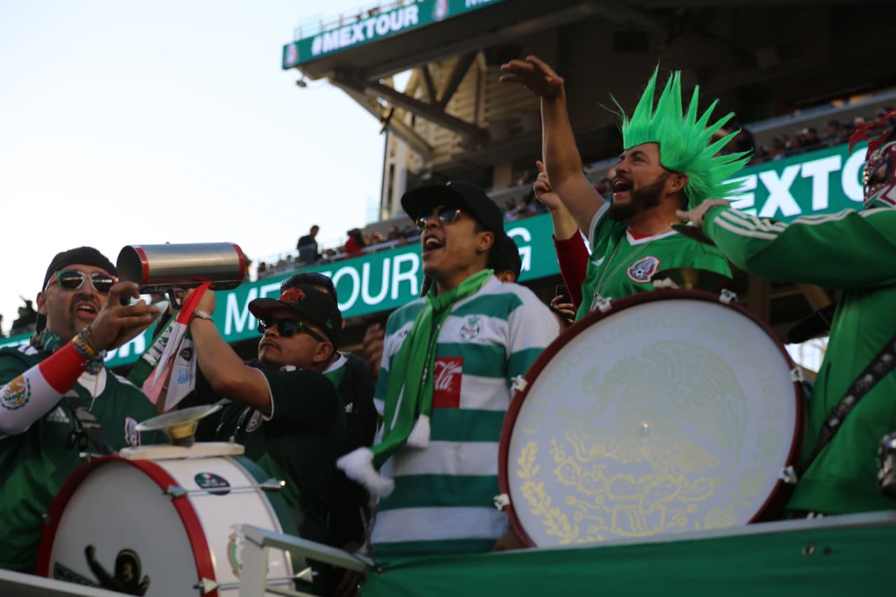 Seguimiento gráfico de los trabajos en cancha de los jugadores, las características del escenario y hasta la alegría de los asistentes en el Levi's Stadium en el partido de México contra Islandia.