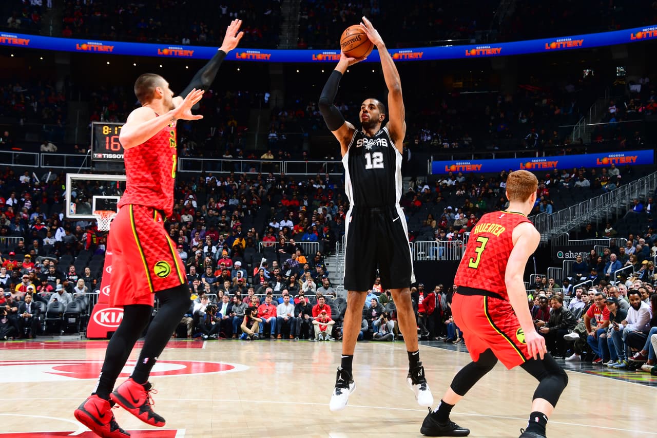 Spurs 111-104 Hawks: San Antonio se aprovechó del momento de Atlanta y sigue peleando en el Oeste con 37 triunfos, los mismos del Jazz y Clippers. LaMarcus Aldridge se robó el show con 32 puntos y nueve rebotes en favor de los texanos en el Philips Arena.