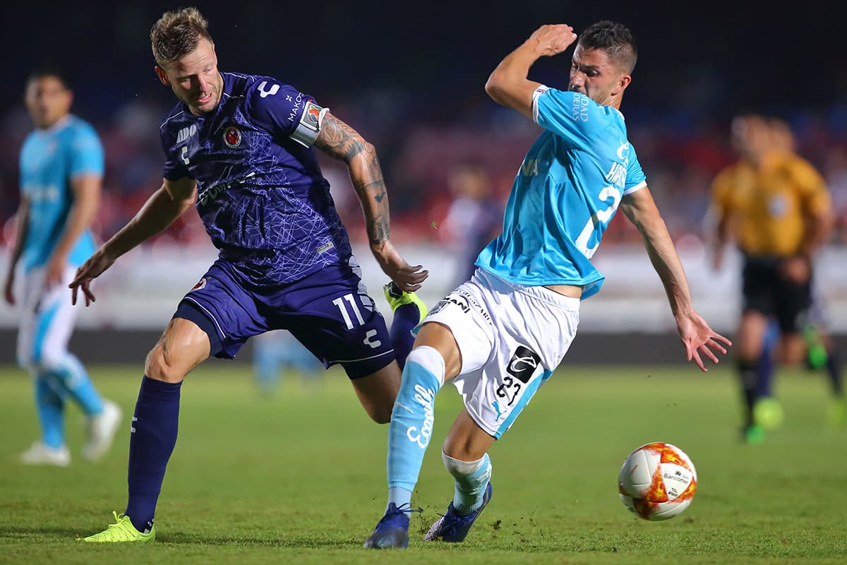 Fue Hiram Mier (derecha) quien le dio el empate al Querétaro al minuto 90'+3, dejando en el terreno a Veracruz con el empate definitivo 2-2.