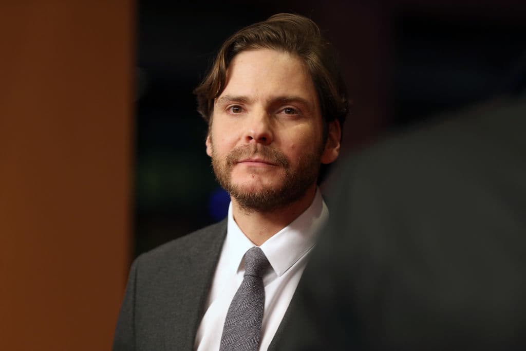 Basada en una historia real sucedida durante la Navidad de 1914, a principios de la Primera Guerra Mundial (1914-1918), cuando en diferentes zonas del frente soldados alemanes, franceses y escoceses enterraron sus diferencias y sus muertos y celebraron la Nochebuena juntos.
<br>