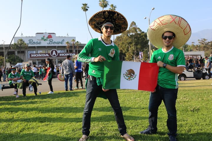 Los fanáticos mexicanos en gran número se preparan para el primer juego del Tri en la Copa Oro 2019 contra Cuba en el Rose Bowl.