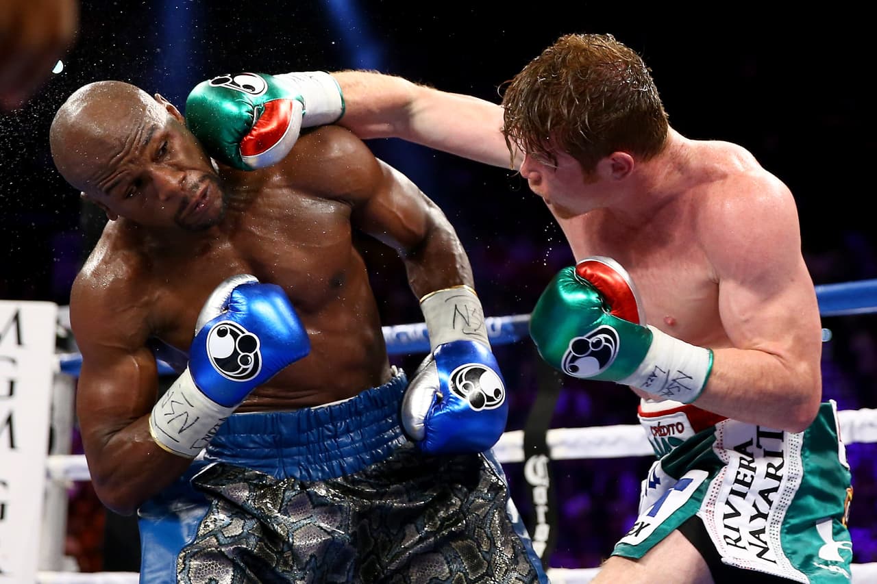 3) 
<b>Floyd Mayweather Jr</b>. La pelea fue en septiembre de 2013. Canelo era monarca súper welter del WBC y 'Money' de la WBA. Floyd le endilgó por decisión unánime su única derrota hasta el momento.