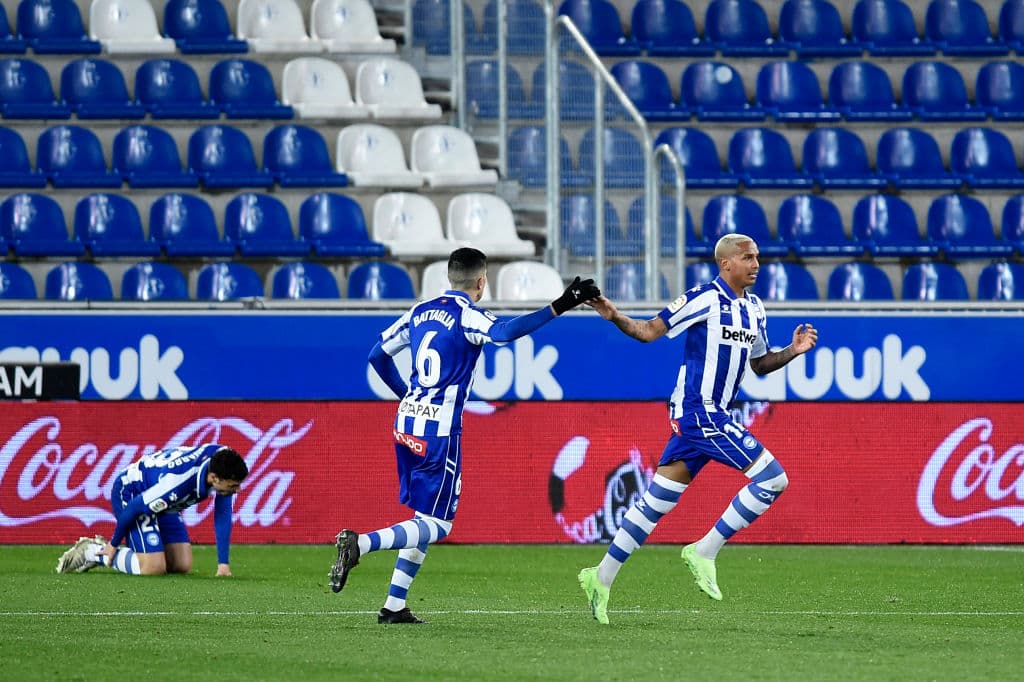 Eibar se acerca a la zona del descenso tras caer 2-1 ante el Alavés en el Mendizorroza.