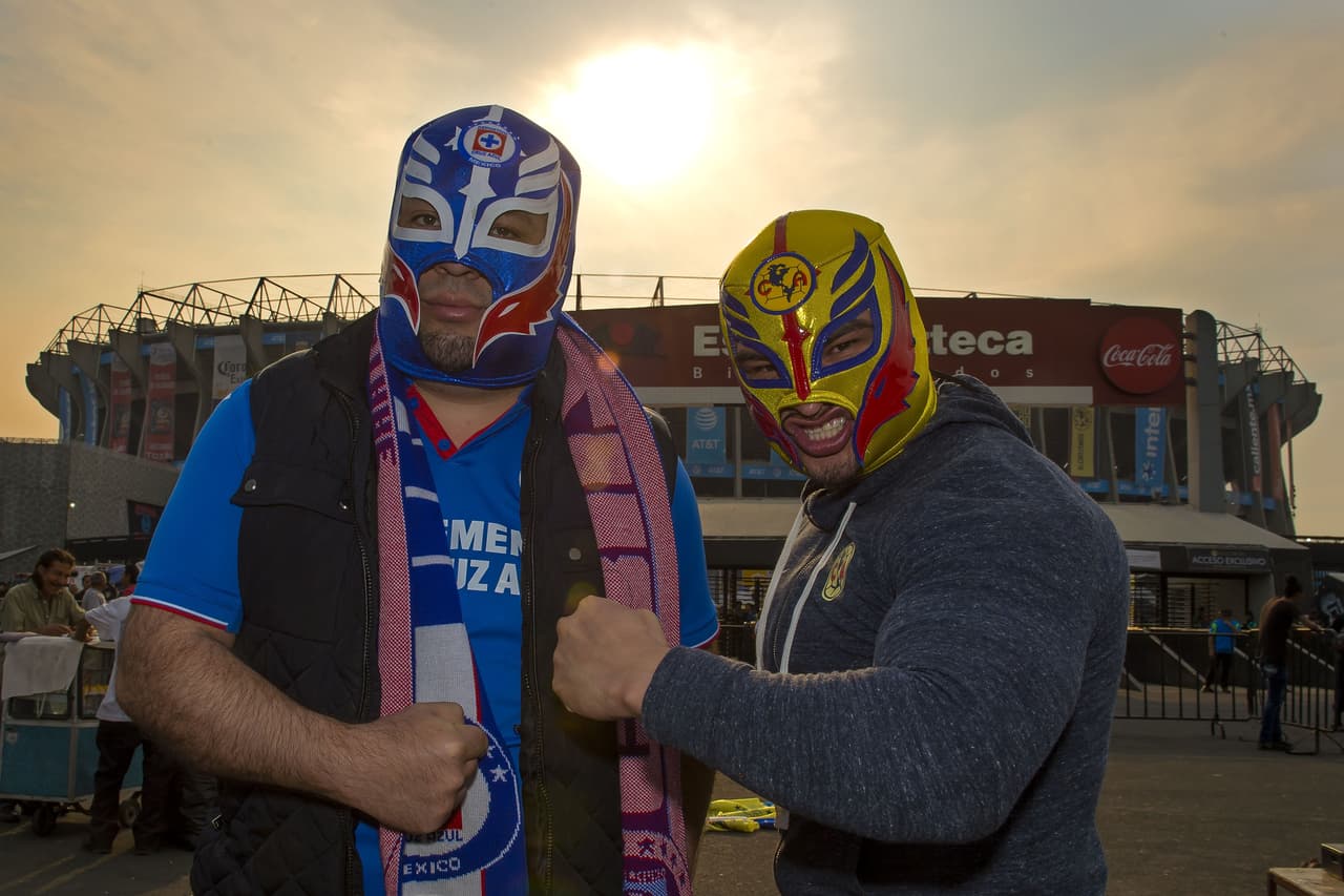 Las aficiones de América y Cruz Azul hicieron sentir su presencia en el Estadio Azteca para su enfrentamiento de Cuartos de Final por el Clausura 2019 en la Fase Final. Un gran ambiente, como de costumbre, estaban gestando los seguidores de ambos clubes capitalinos.